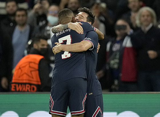 Lionel Messi objímá Kyliana Mbappého, který mu nahrál na první gól v dresu PSG.