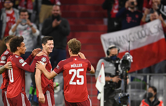 Fotbalisté Bayernu slaví gól se stelcem Robertem Lewandowským (tetí zleva).