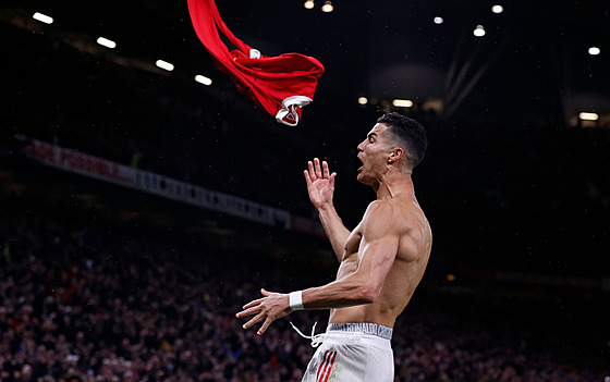 Cristiano Ronaldo slaví vítznou branku proti Villarrealu svléknutím dresu.