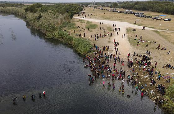 Migranti pekraují eku Rio Grande, aby se dostali do Texasu. (21. záí 2021)
