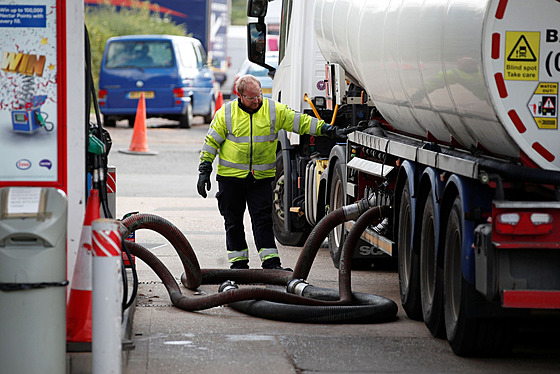 �idi� nákladního vozu dopl�uje benzin do �erpací stanice. Británie �elí...