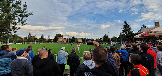 Momentka z pohárového utkání mezi Slovanem Velvary a Slavií Praha. U klandr�...