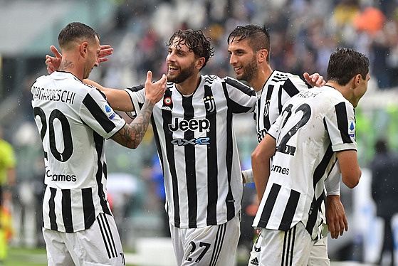 Radost fotbalistů Juventusu v utkání italské Serie A proti Sampdorii.