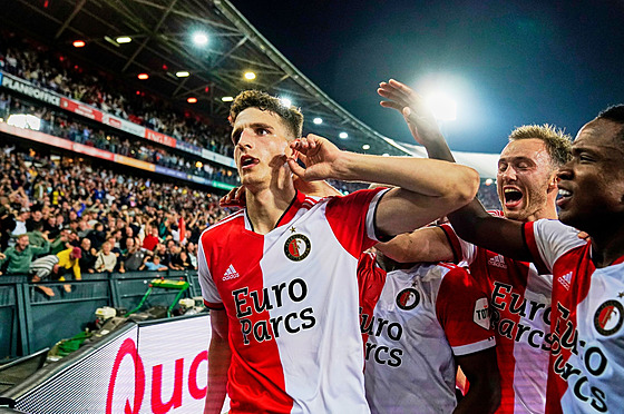 Guus Til z Feyenoordu slaví s fanouky svou trefu v zápase nizozemské ligy...