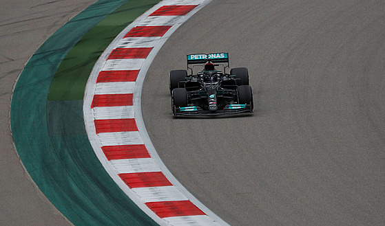 Lewis Hamilton z Mercedesu jede Velkou cenu Ruska.