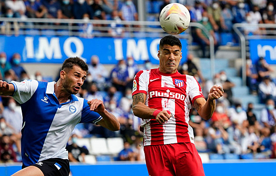 Luis Suarez z Atlética Madrid hlavikuje v utkání s Deportivem Alavés.