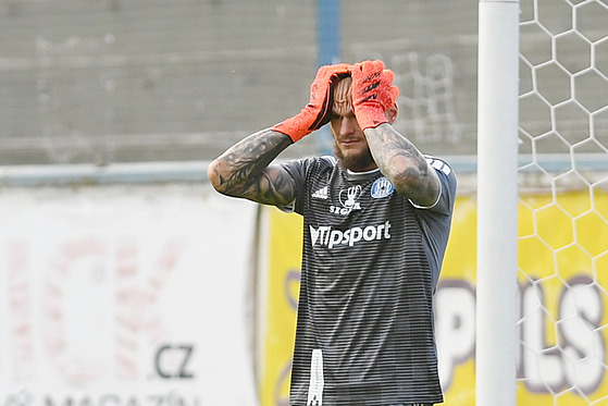 Olomoucký branká Matú Macík smutní po rozpaitém výkonu Sigmy.