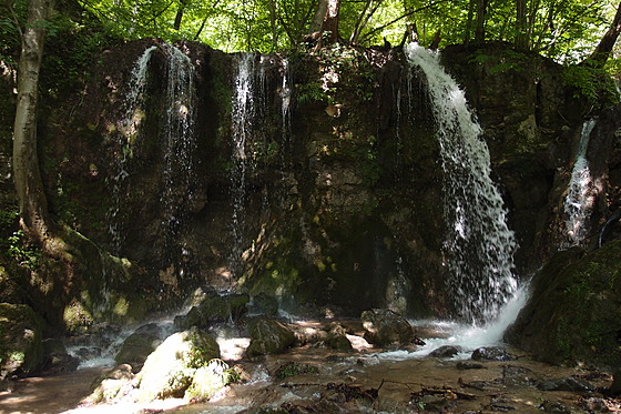 Hájské vodopády jsou ledové a v parném létě poskytnou příjemné zchlazení.