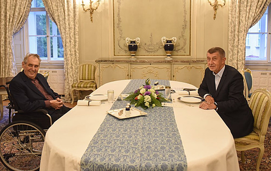 Prezident Milo Zeman (vlevo) pijal 27. záí 2021 na zámku v Lánech premiéra...