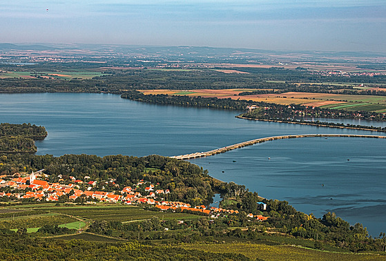 Pohled z hradu Dviky, který prochází opravou, na vodní nádr Nové Mlýny.