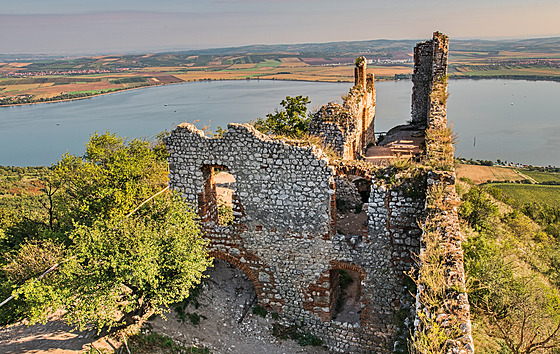 Zícenina hradu Dviky kvli náporu turist chátrá. Proto jsou na ní poslední...