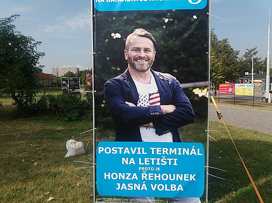 Osobní billboardy s Janem ehounkem se v Pardubicích objevily na nkolika...