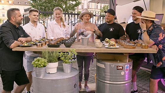 Navaeno. Vlevo street food od Radka Kapárka, vpravo od Honzy Punocháe. 