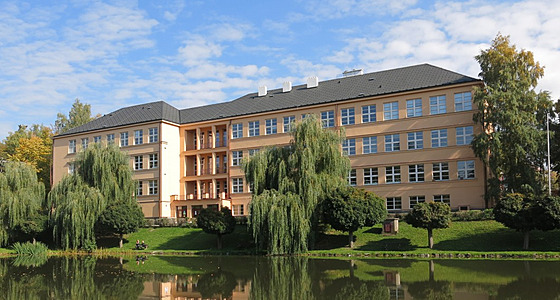 Základní škola V Sadech stojí v centru Havlíčkova Brodu v parku Budoucnost....