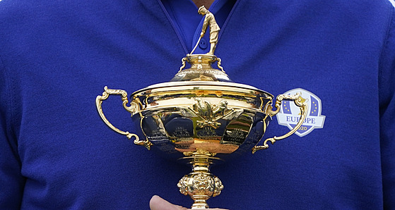 Trofej pro vítze Ryder Cupu v rukou kapitána evropského týmu Padraiga...