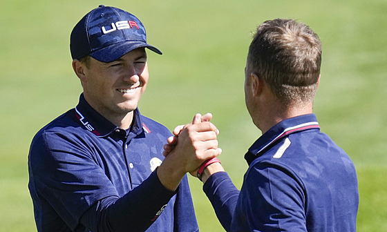 Amerití golfisté Jordan Spieth a Justin Thomas slaví vítzství ve foursomu pi...