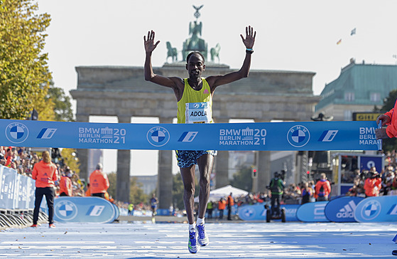 Guye Adola vítzí v maratonu v Berlín.