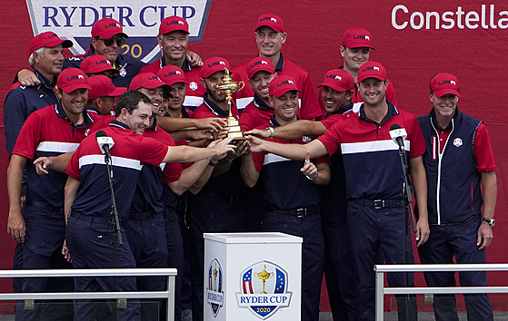 Amerití golfisté s trofejí pro vítze Ryder Cupu.