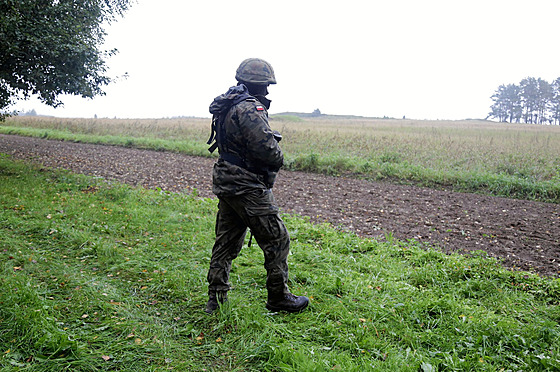 Polský voják stráí hranici s Bloruskem (28. záí 2021)
