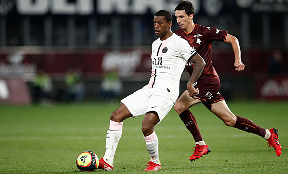 Georginio Wijnaldum i(vlevo) z PSG v souboji s  Vincentem Pajotem z Mét.