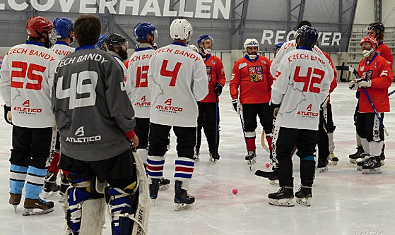 Trénink eských reprezentant v bandy.