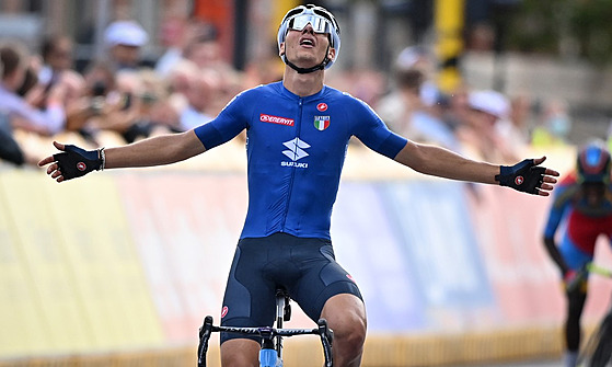 Italský cyklista Filippo Baroncini projídí vítzn cílem závodu jezdc do 23...
