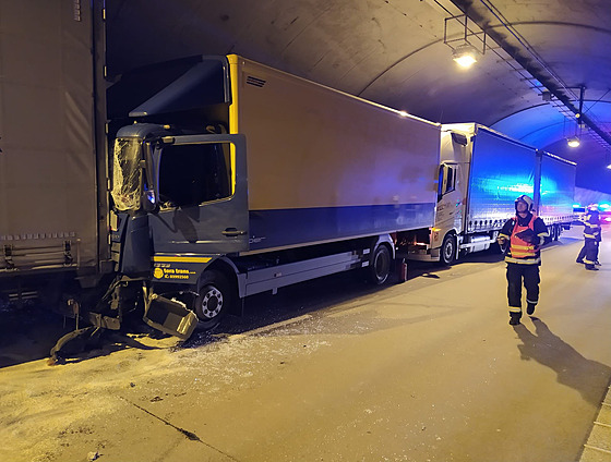 Hromadná nehoda kamion zavela Komoanský tunel. (20.9.2021)