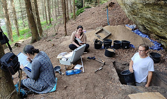 Archeologové ve skalních pevisech na Kokoínsku nali ohnit z doby...