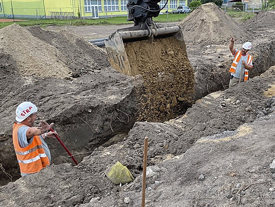 Stavbai zaali pracovat na druhé etap obchvatu v Mlníku. Na snímku...