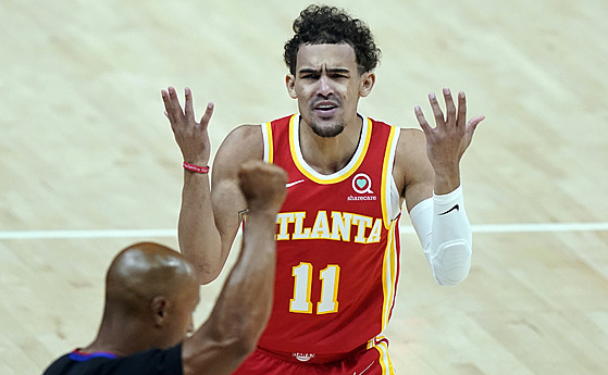 Trae Young z Atlanty debatuje s rozhodím.