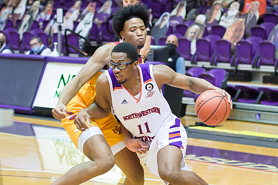 Jamaure Gregg (u míe) v dresu Northwestern State University