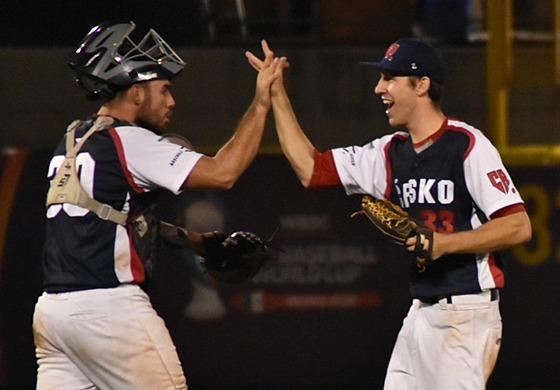 Mladí etí baseballisté se radují z úspchu proti Mexiku.