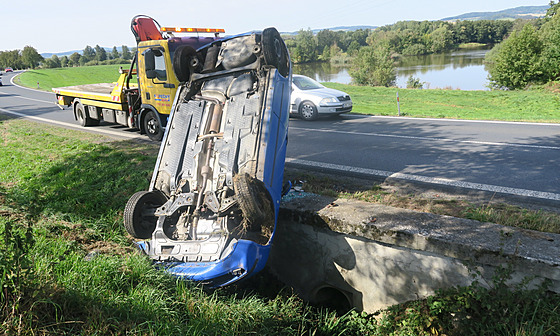 Siln opilý idi nezvládl jízdu u Janovic nad Úhlavou. Auto skonilo...