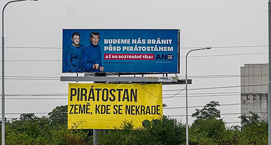 Piráti vyvsili pod Babiv billboard vlastní (28. záí 2020).