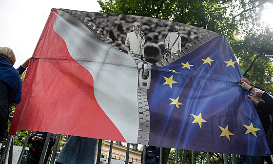 Transparent demonstrantů, kteří přišli protestovat k polskému Ústavnímu soudu,...