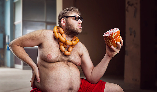 Párky a klobásy s menším rizikem rakoviny? Možná pomůže plevel