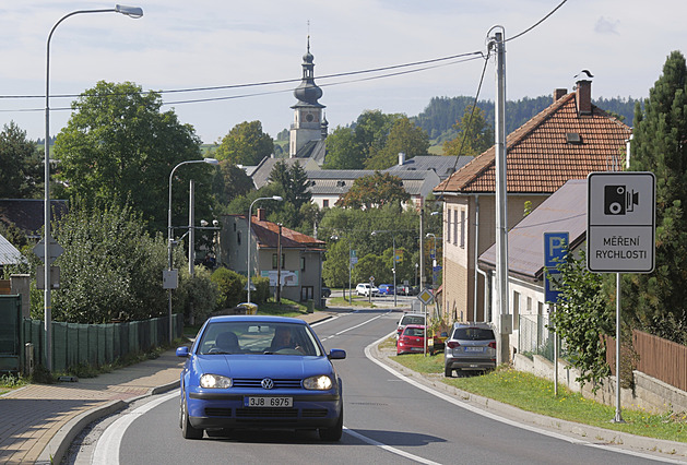 idim, kteí nyní v Novém Mst na Morav pekroí povolenou rychlost ve...