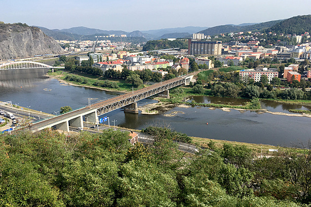 Pohled na ústecké labské mosty a tvr Stekov s továrnou Setuza z Vtrue