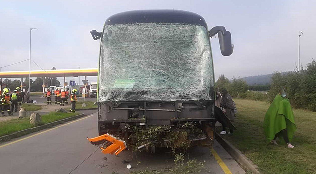 Na Novojičínsku vyletěl autobus z dálnice, zranilo se devět cestujících