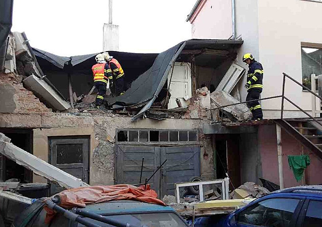 Výbuch plynu zničil dům v Litovli, mladý muž má popáleniny celého těla