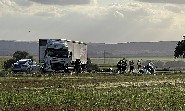 U Rakovníka se čelně srazil kamion s autem, hasiči museli řidiče vyprošťovat