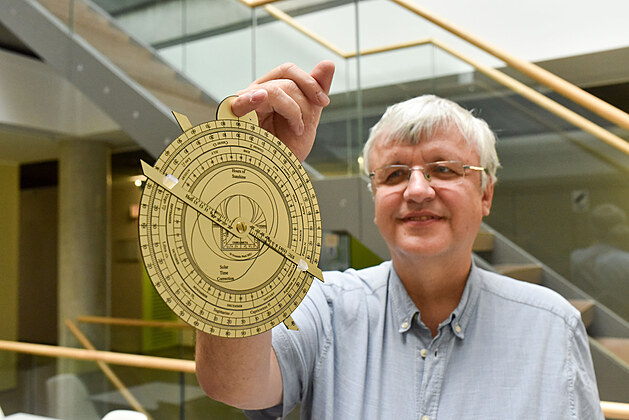 Profesor Petr Poníil z Ústavu fyziky a materiálového inenýrství na Fakult...