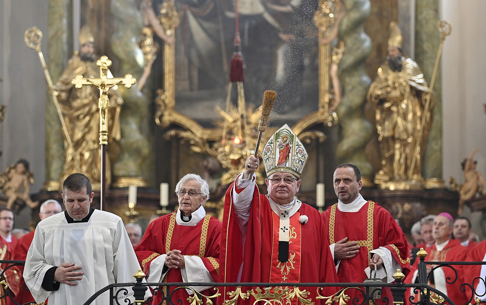 Kardinál Duka se dočká mimořádné pocty. Spočine u králů a císařů