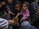 Distribuce chleba v ulicích Kábulu (12. záí 2021)
