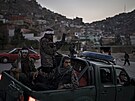 Tálibántí bojovníci na pedmstí Kábulu (18. záí 2021)