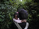 Migranti z Haiti míí skrz kolumbijskou dungli na sever k hranicím USA. (15....