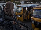 Tálibánský bojovník uprosted dopravní zácpy v Kábulu (20. záí 2021)