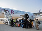 Letoun Qatar Airways odlétá z Kábulu. (19. záí 2021)