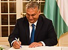 Maarský premiér Viktor Orbán se po schzce s prezidentem Miloem Zemanem v...
