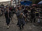 Bojovníci Tálibánu hlídkují na trhu v Kábulu. (14. záí 2021)